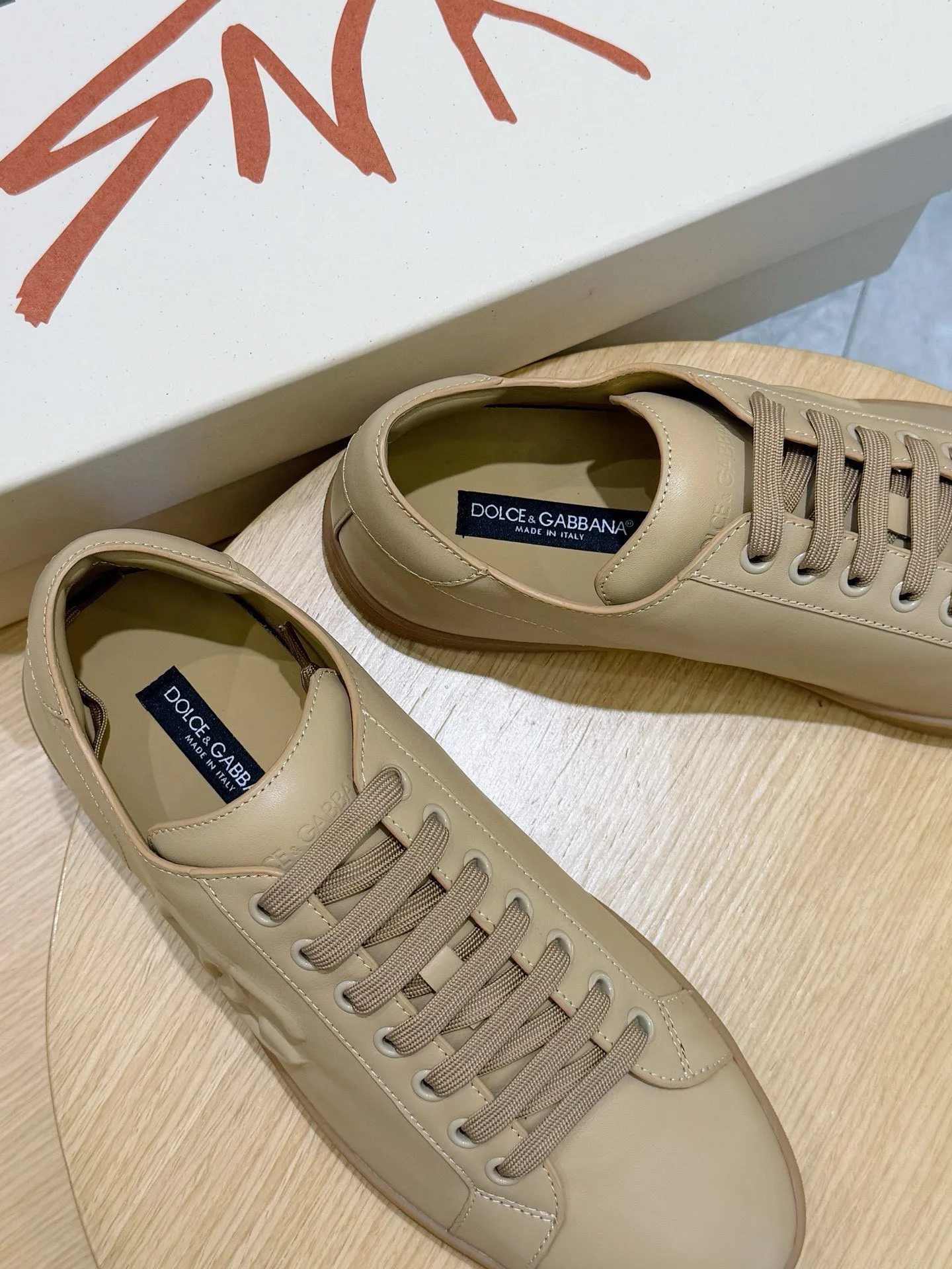 Men's Men's Shoes💰400 [New Style]🐏🐏DG men's calfskin sneakers Portofino Yacht shoes, simple and versatile design, unique saddle leather soles. The Dolce &G logo rear wing is the icing on the cake. Imported cowhide + rubber outsole Size: 39-44 (customized at 38.45)